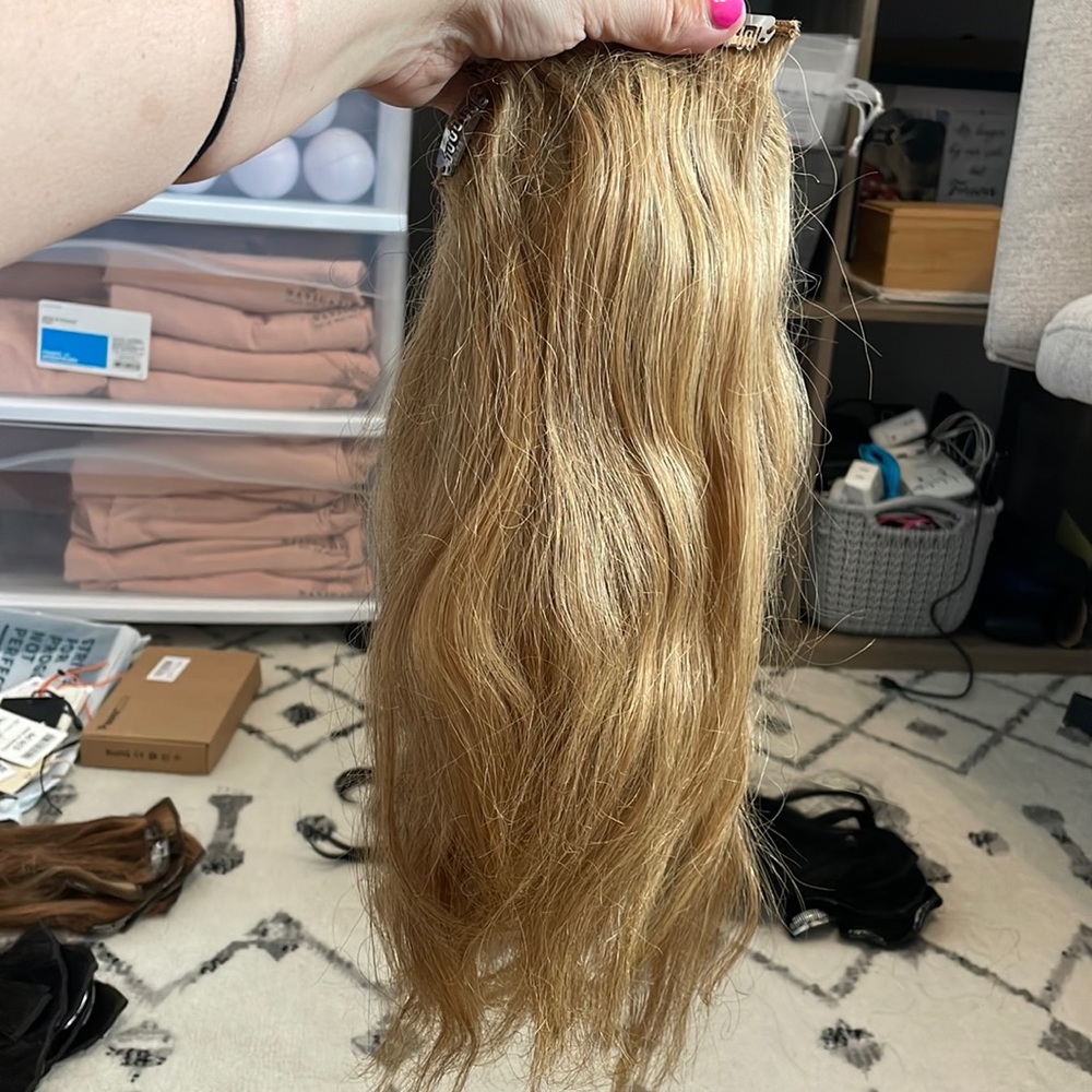4 Rows and 4 single pieces
Clip in hair extensions